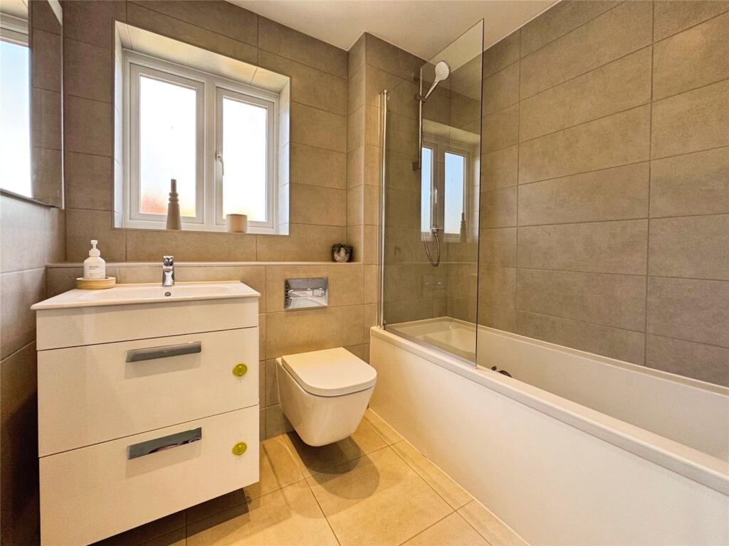 Hawthorn Drive, Crowthorne, Berkshire, RG45 photo 4