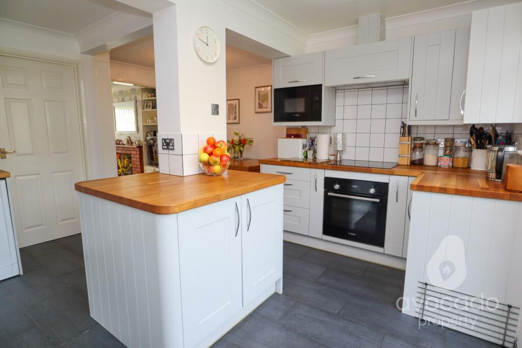Bonners Close, Woking, Surrey, GU22 9RA photo 3