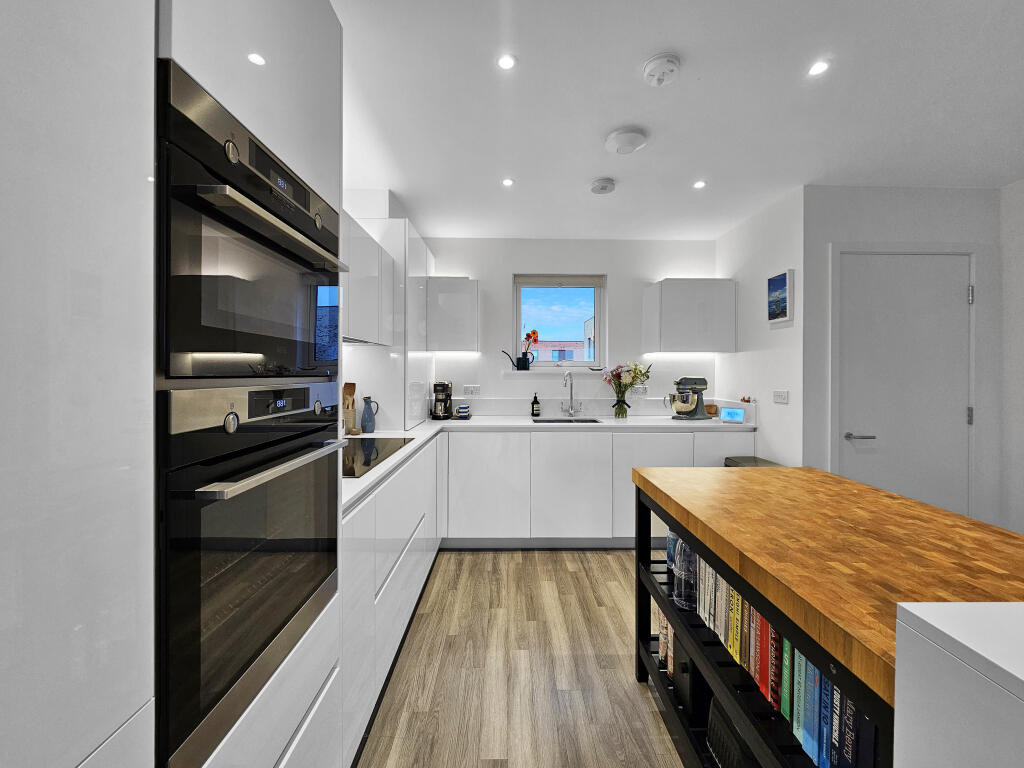 1, Henty Close photo 3