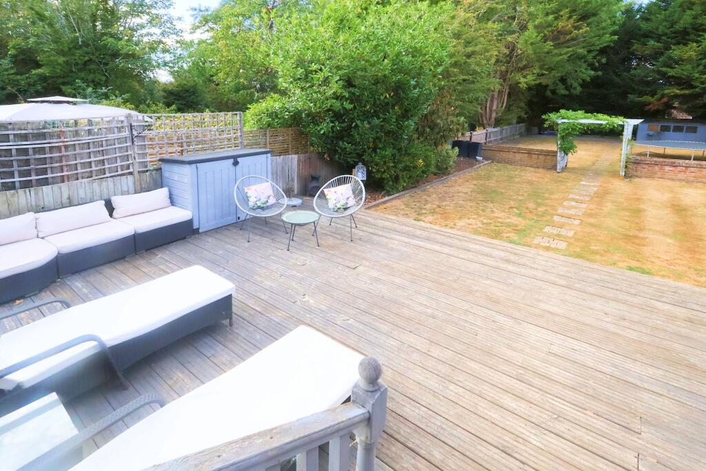 House in Croydon, Shirley - More