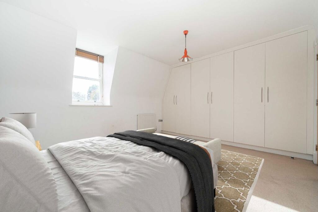 House in Twickenham - More
