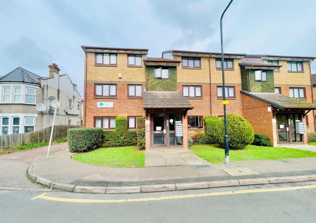 Main image of property: For Sale, Two Bedrooms Flat, Oak Court, London E4