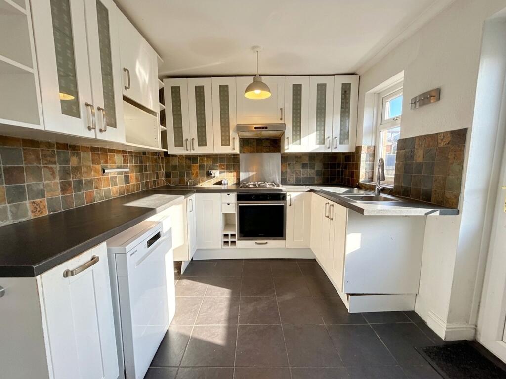 Leeds Road, Huddersfield, HD2 photo 3