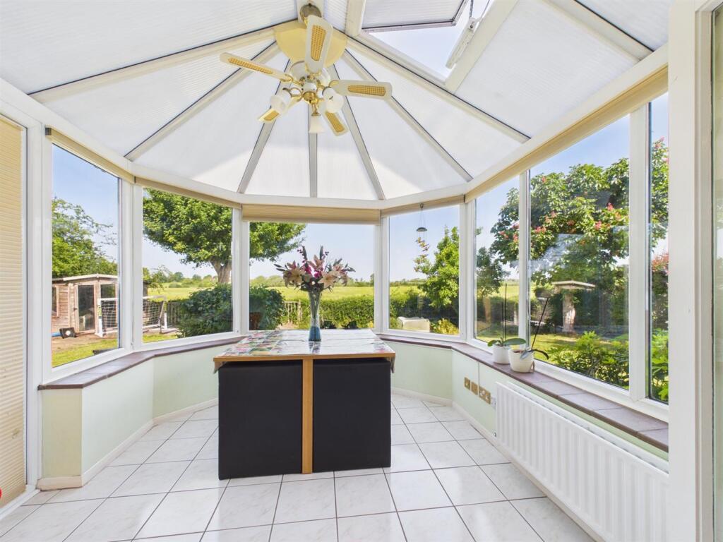 House in Aylesbury, Watermead - More