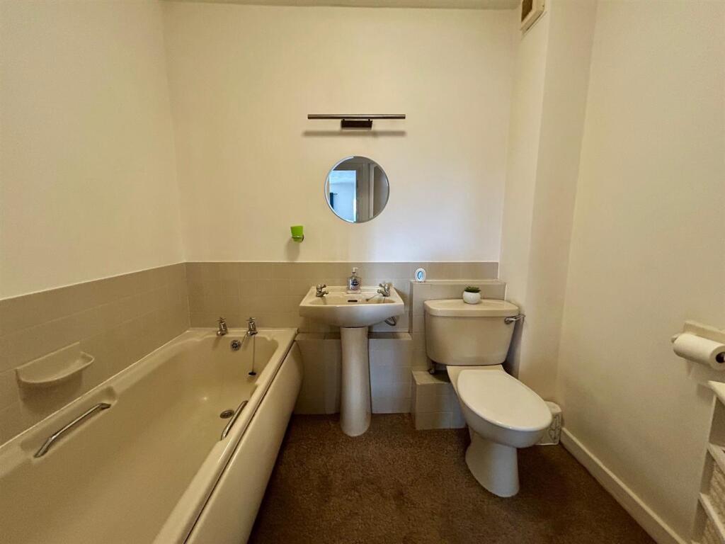 Apartment in Epping Forest, Waltham Abbey - More