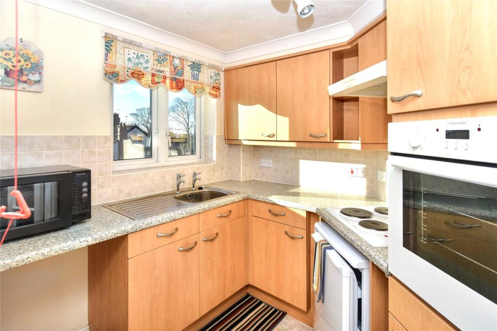 Apartment in Leeds, Park Villas, Roundhay - View 3