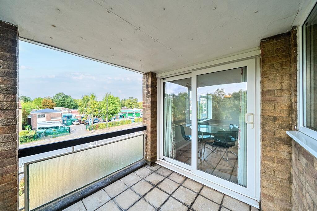 Apartment in Kingston upon Thames - View 3