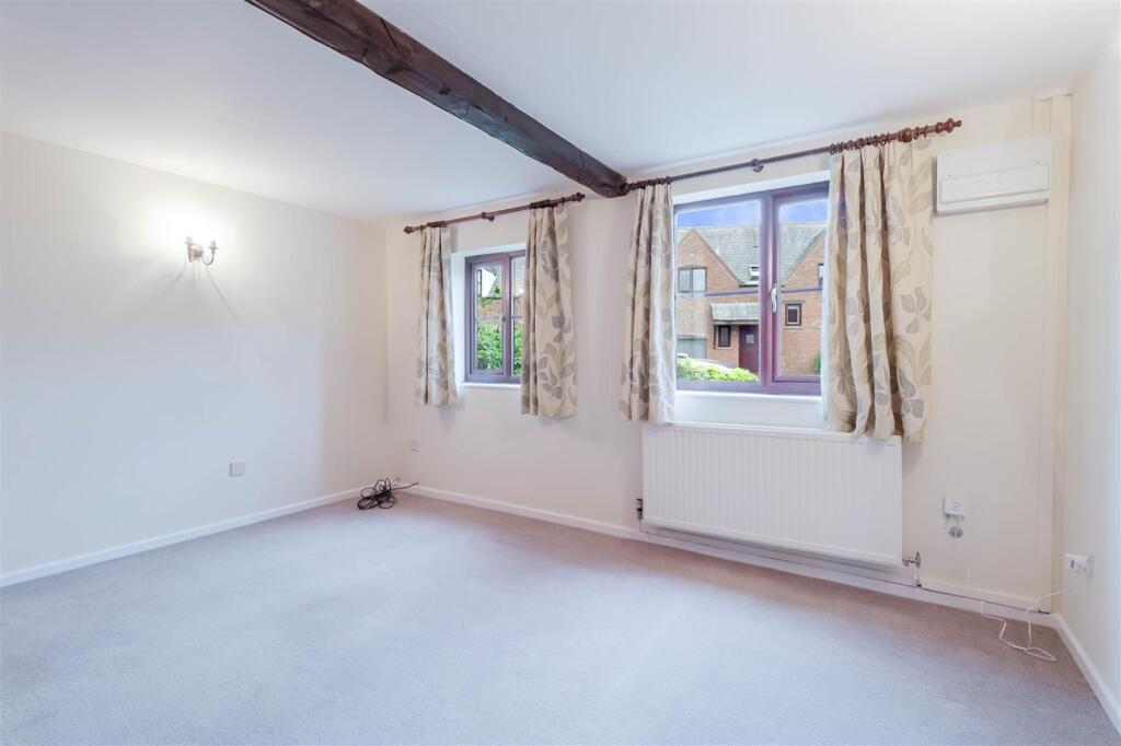 House in Gloucester - View 5