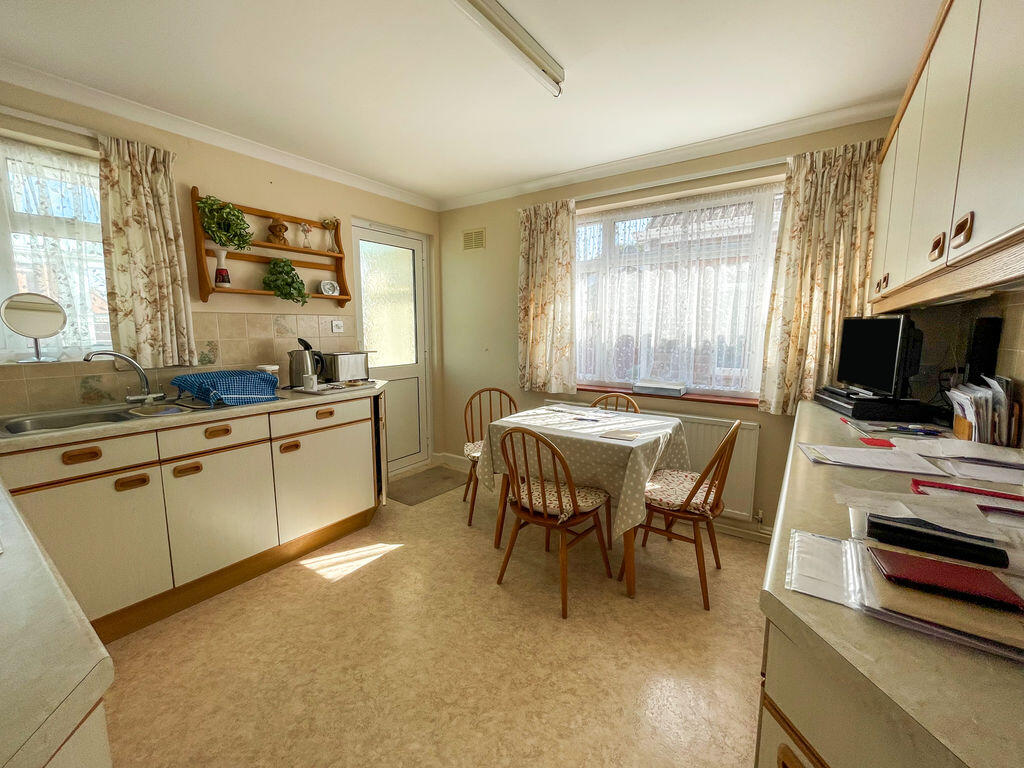 House in Southampton, Netley Hill, Hedge End - More