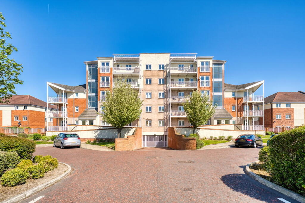 2-bed flat on Kingfisher Court, Dunston, £120,000