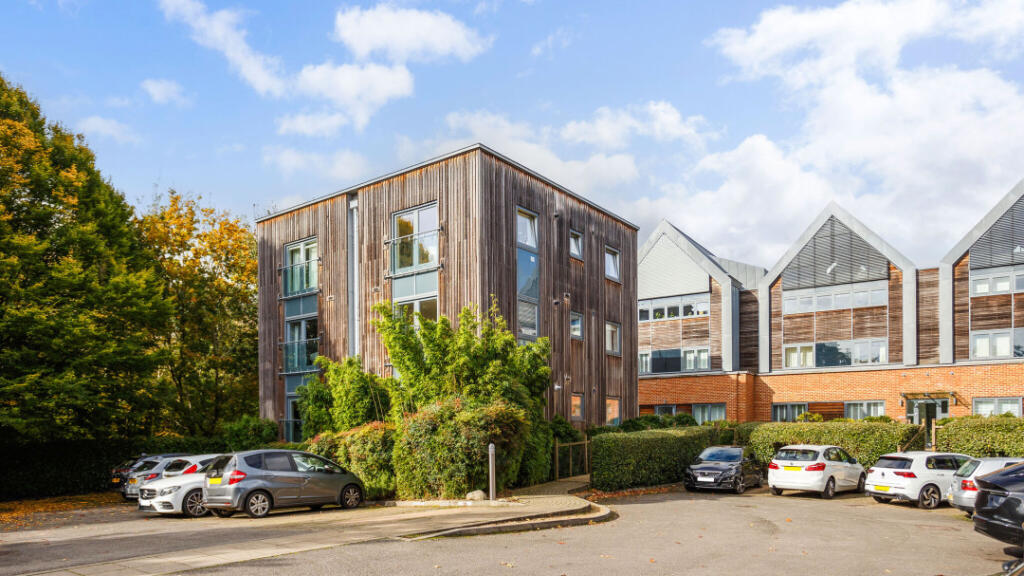 Main image of property: FLAT 6 Dunton House, Whittets Ait, Weybridge, KT13 8BP