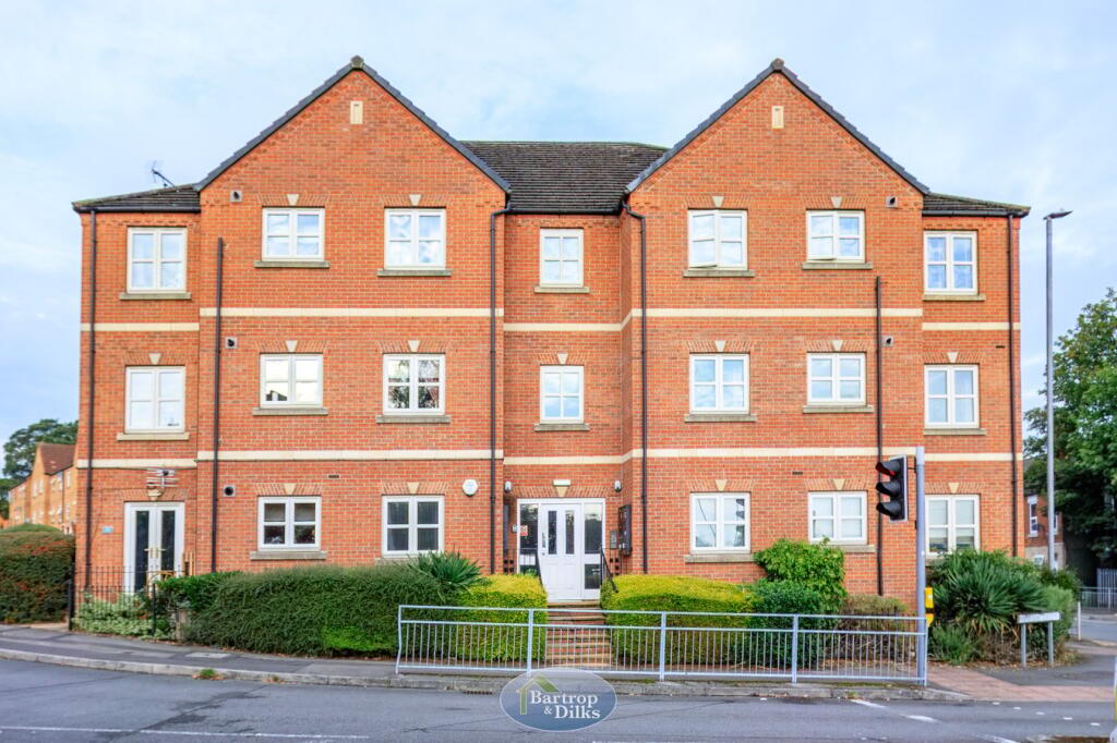 2-bed flat on Maple Leaf Gardens, Worksop, S80, £105,000