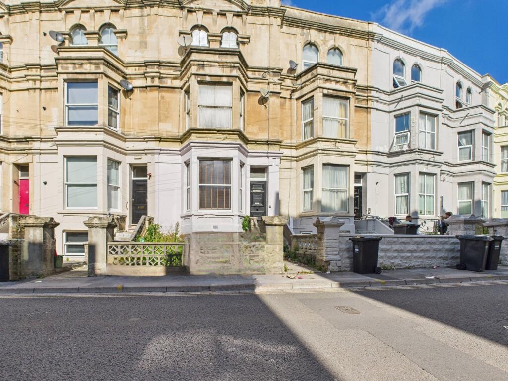 2-bed flat on Bristol Road Lower, Weston-Super-Mare, BS23, £175,000