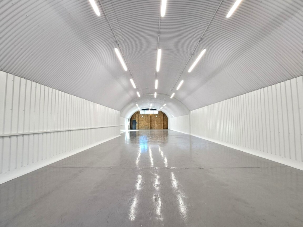 An empty arch with white lining