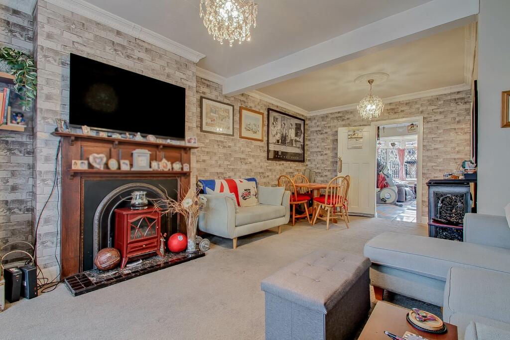 Seaton Gardens, Ruislip HA4 photo 2