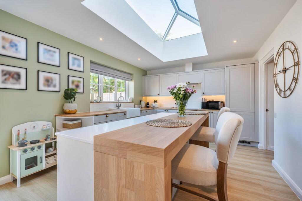 Meadowridge, Hatch Warren Basingstoke RG22 4QH photo 4
