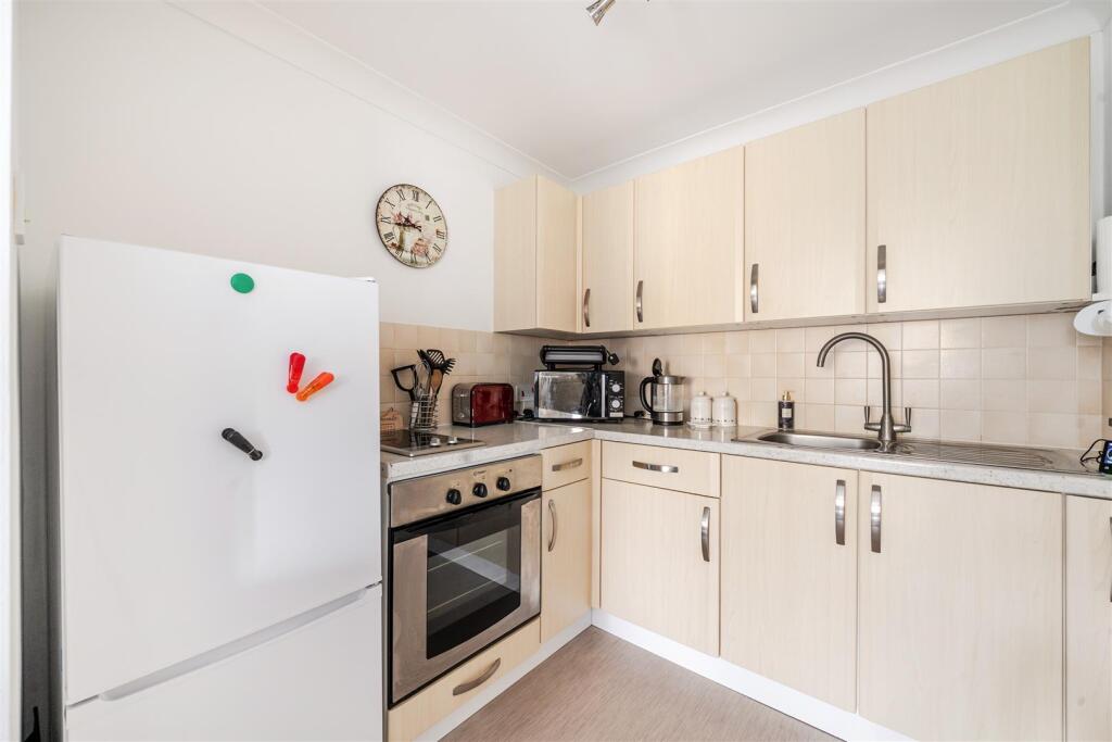 Willow Court, Wokingham, Berkshire photo 4