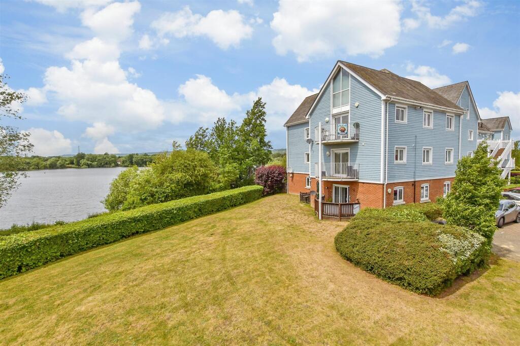 2-bed apartment on The Lakes, Larkfield, Kent, £260,000