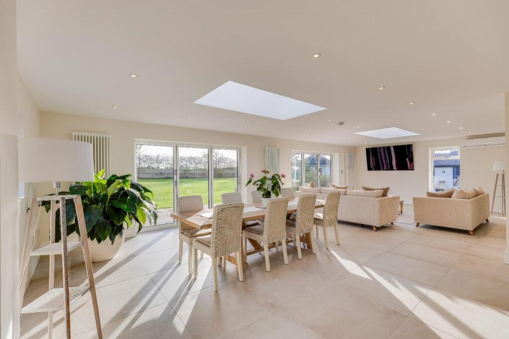 Nurston, Rhoose, Vale of Glamorgan, CF62 3BH photo 2