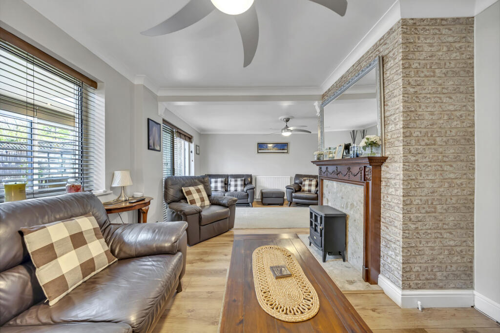 House in London, Collier Row - View 4