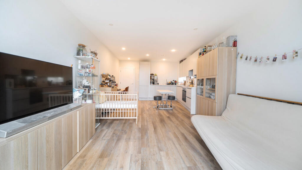 Apartment in Southall - View 3