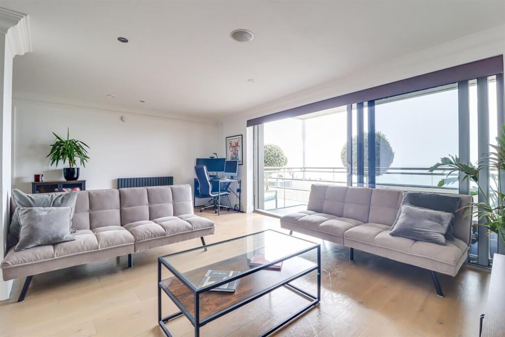 Apartment in Southend-on-Sea, Essex - More