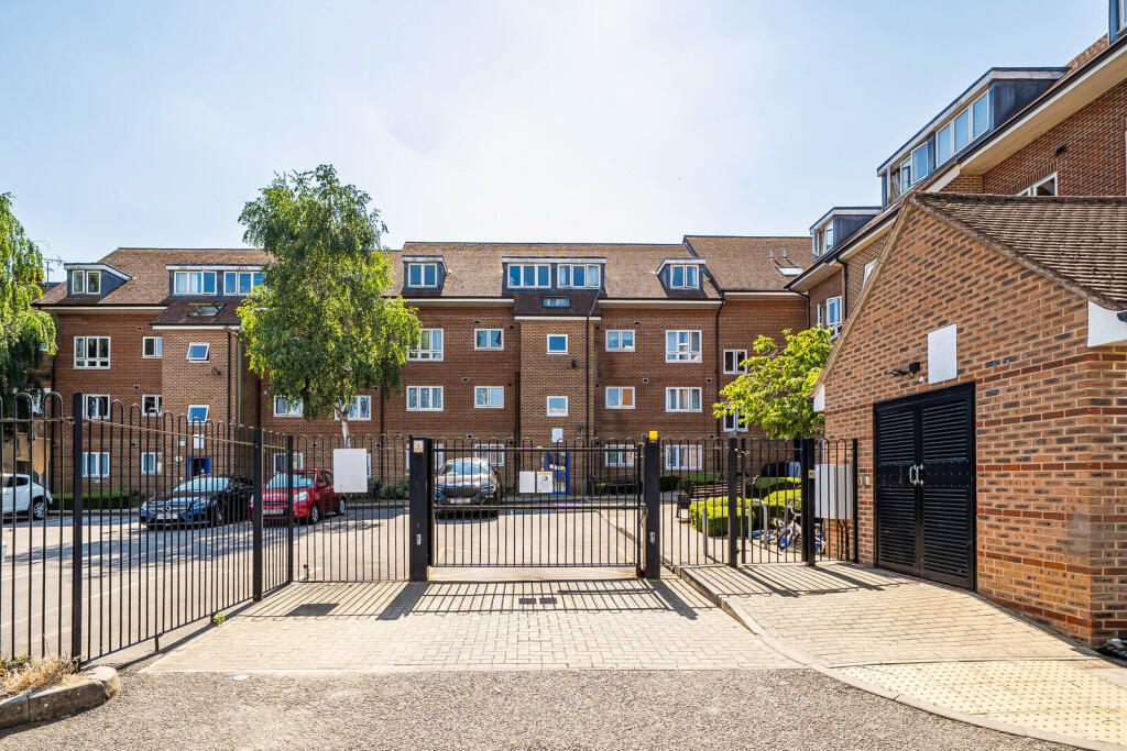 Apartment in Harrow - More