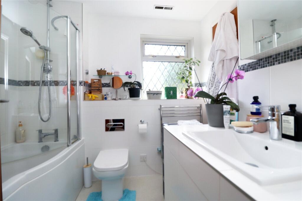 Trenance, Woking, Surrey, GU21 photo 4