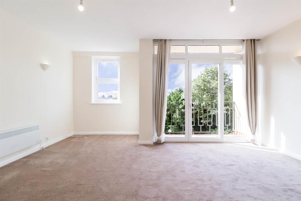 Apartment in Gloucester - View 4
