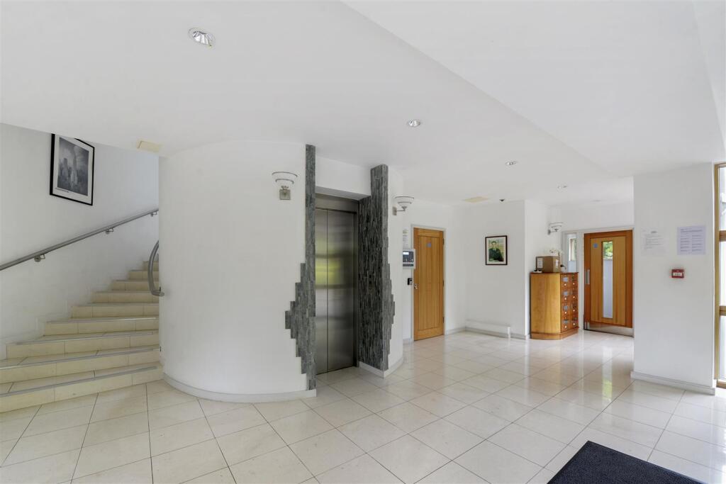 Gibson Drive, Kings Hill photo 4