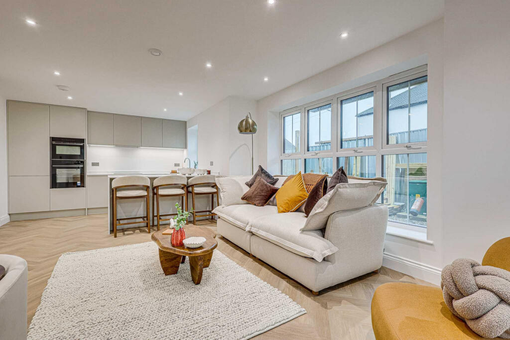 Hall Crescent, Benfleet, SS7 photo 3