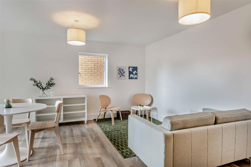 Apartment in Cambridge, Eddington - View 2