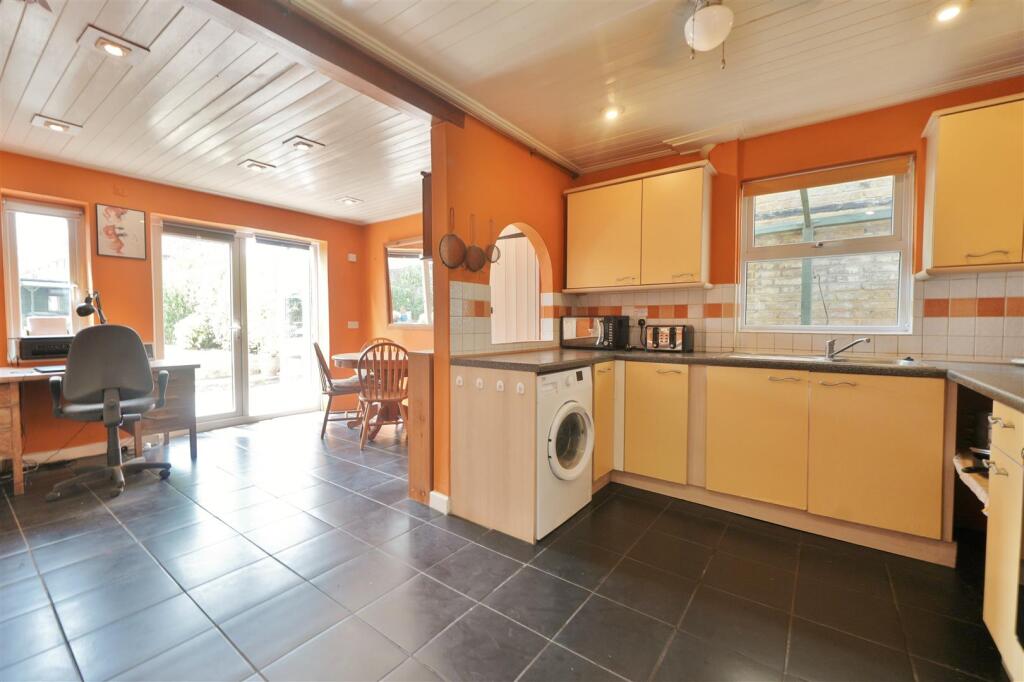 House in Slough - View 4