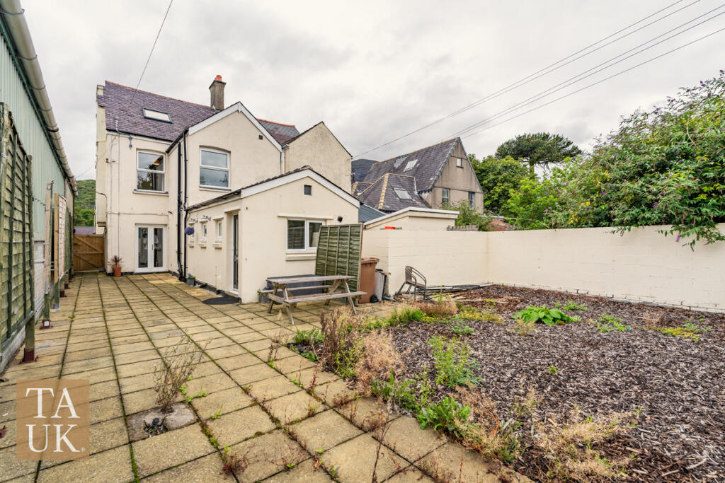 House in Llanberis - More