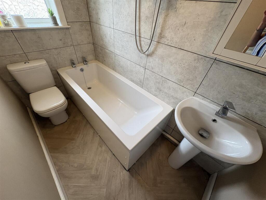 House in Bradford, Swain Green, Laisterdyke - View 4