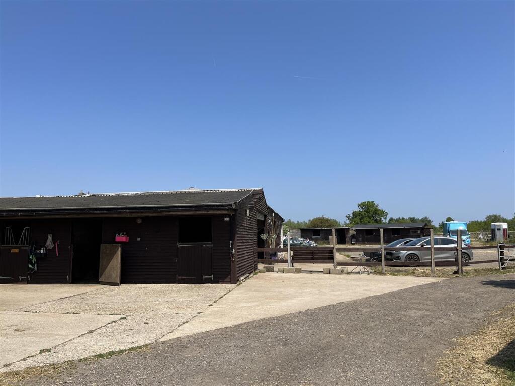 Farm Way, Staines-upon-Thames - View 3