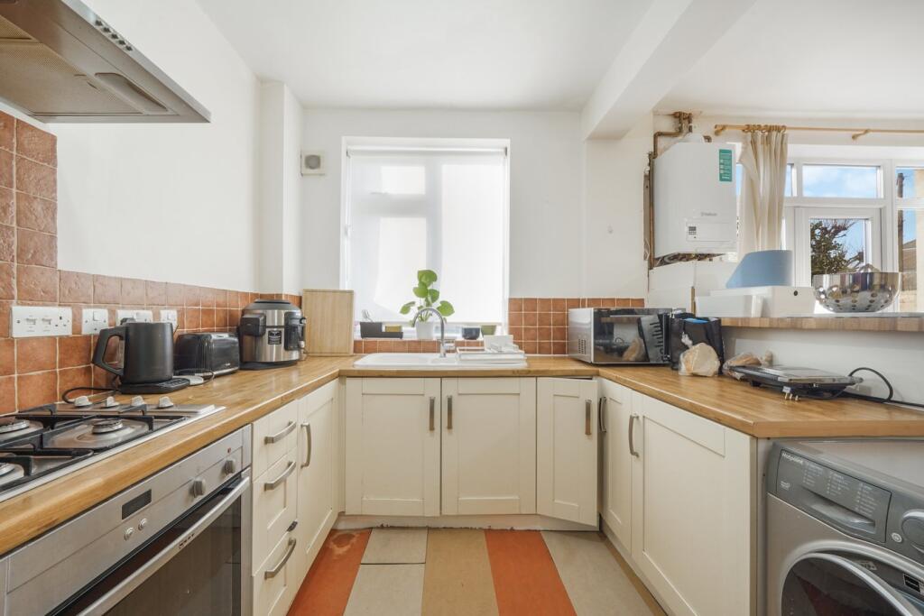 House in London, Waddon - More