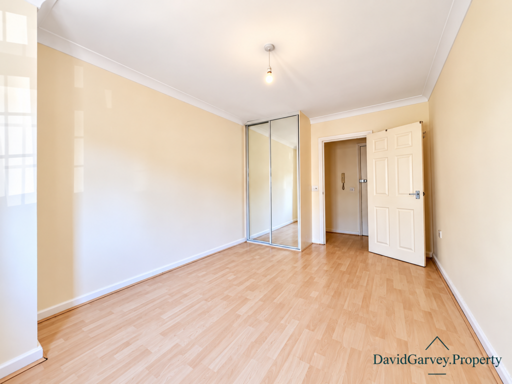 Apartment in Romford - More