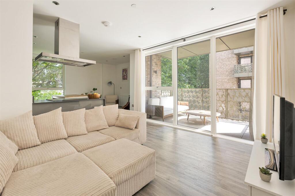 Apartment in London, Leyton - More