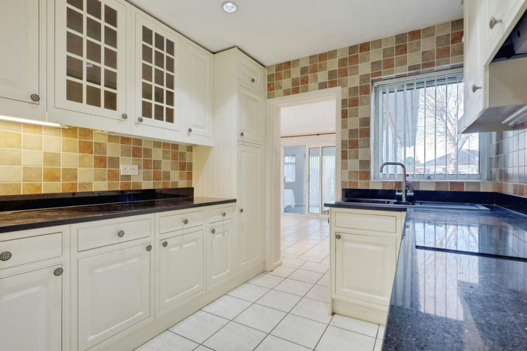 53, Dering Crescent, Leigh-on-sea, SS9 photo 2