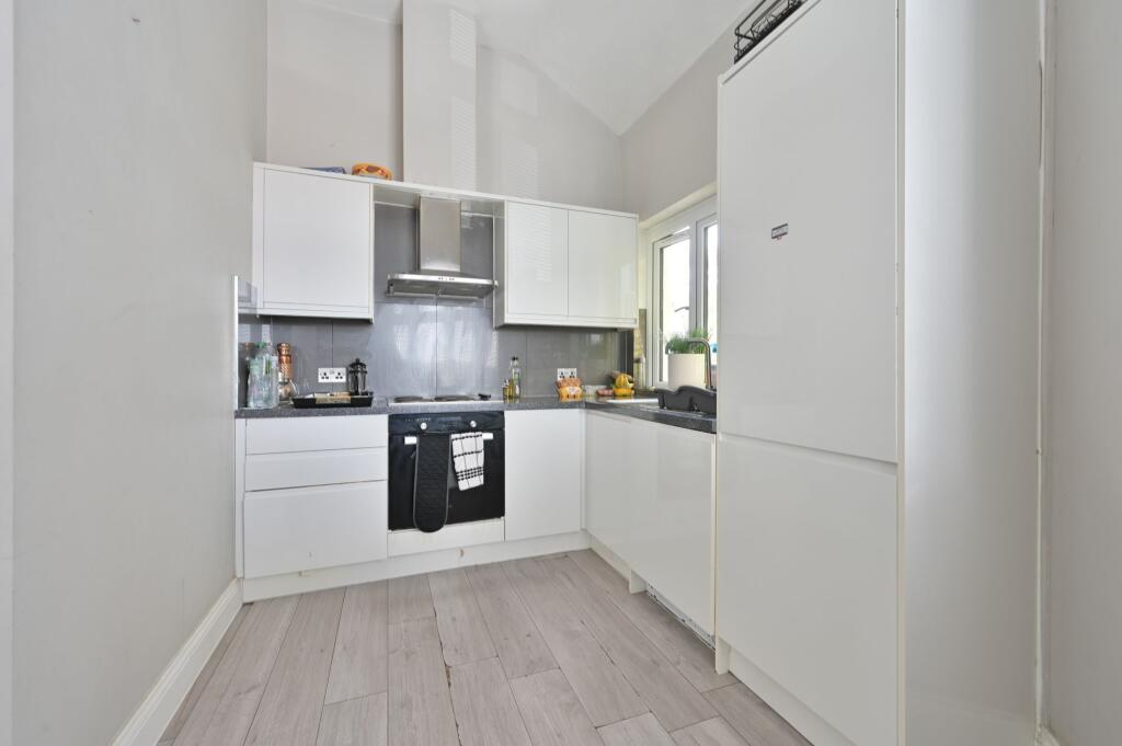 Apartment in Watford - View 5