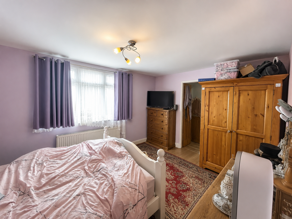House in Rochford, Hockley - More