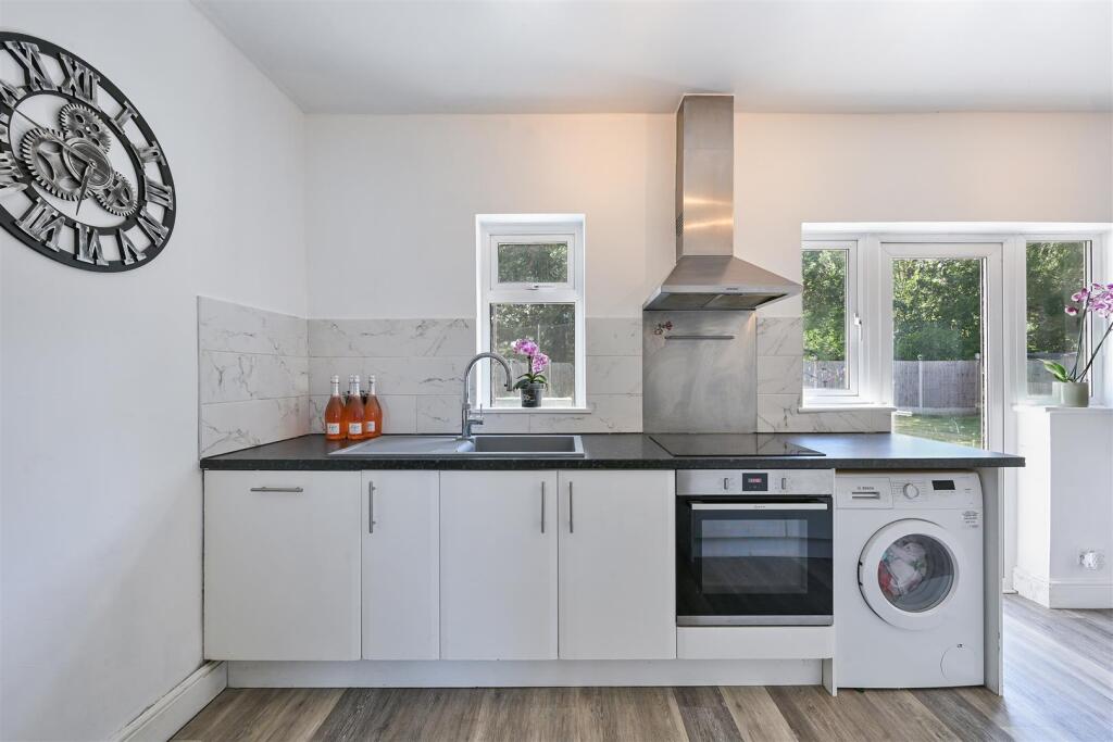 House in Sutton - View 4
