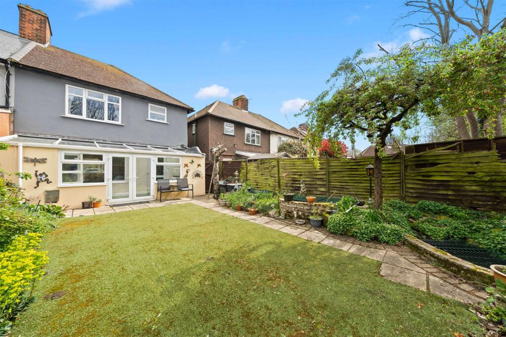 House in London, Mitcham - View 2