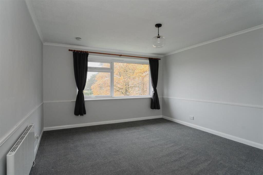 Apartment in Reigate and Banstead, Surrey - View 5