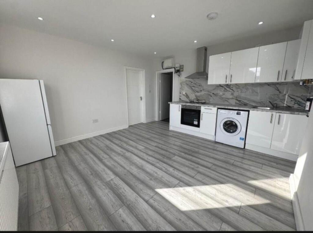 Main image of property: Tilehurst Road, Reading