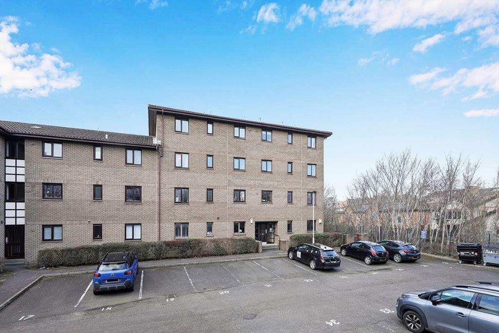 Main image of property: 2/10 Allanfield, Edinburgh, EH7 5YG