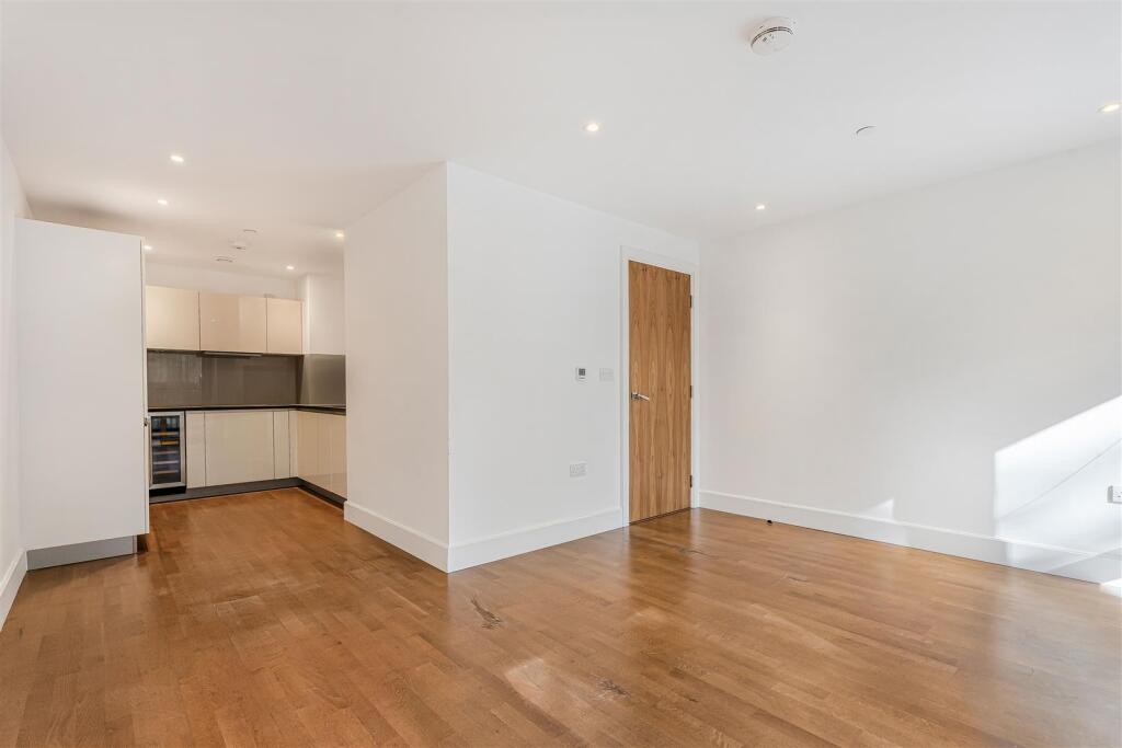 Apartment in London, Royal Borough of Kingston upon Thames - More