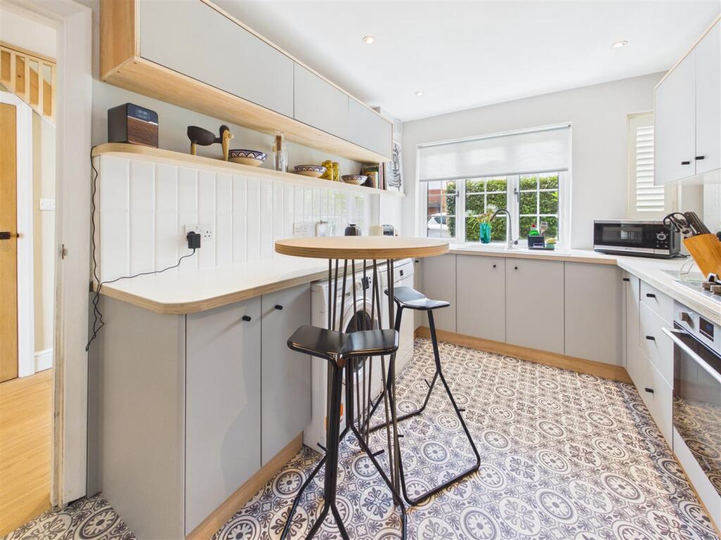 Pembroke Avenue, Hersham, Walton-On-Thames – pohled 2