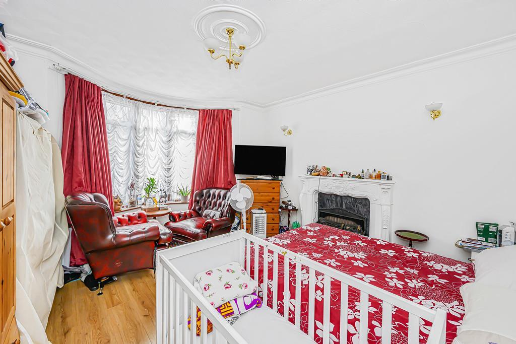 House in London, Royston Parade, Highams Park - More